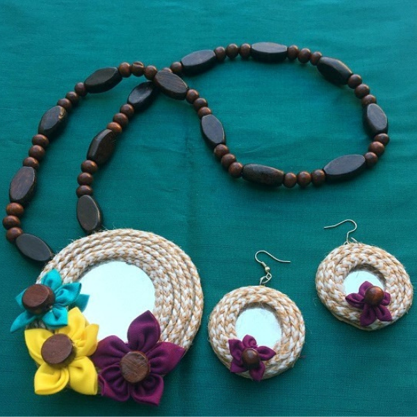 Aynaa Neckpiece with Jute and Kaudi with Earrings set
